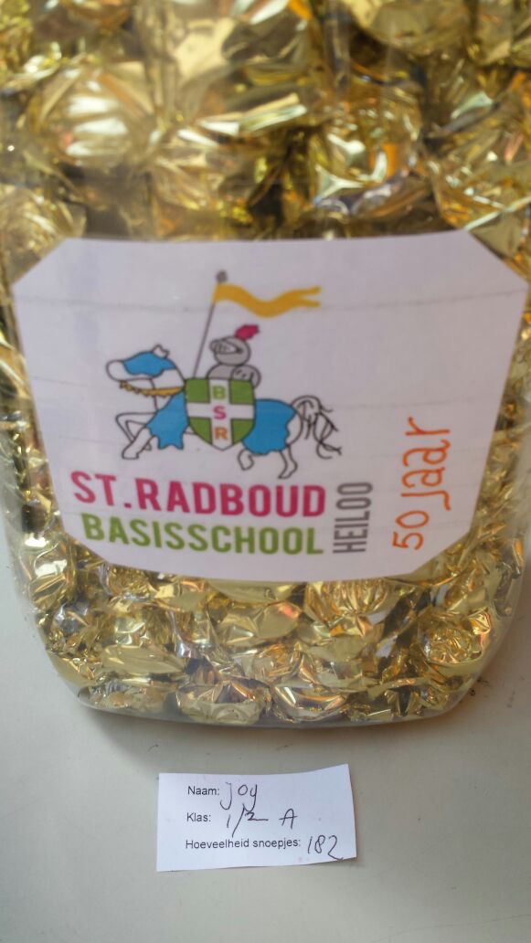 Winnaar snoepjes raden op eindfeest